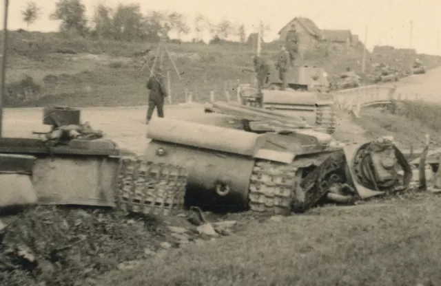 Foto auf Pappe - zerstörter Panzer am Wegesrand - 2.WK 2