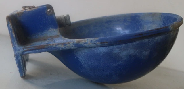 Vecchio abbeveratoio per bovini in ghisa- da usarsi come fontanella o porta fior