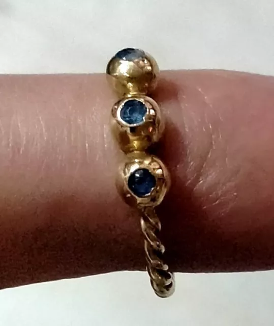 Anello in oro 18 KT con pietre blu.