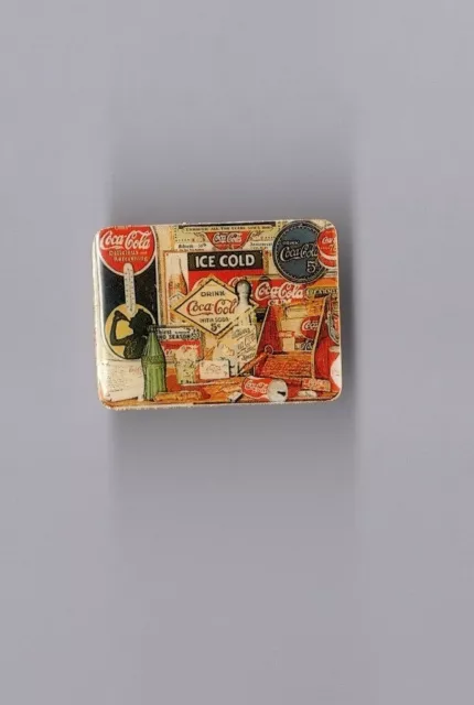 pin's boisson coca cola (style affiche - époxy base dorée) longueur: 2,3 cm