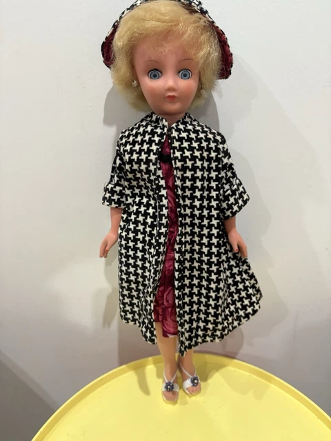 Poupée Vintage Pedigree Années 1950 – Costume écossais – Yeux Dormeurs