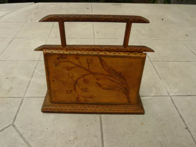 ancien porte courrier range lettre décor de muguet en bois