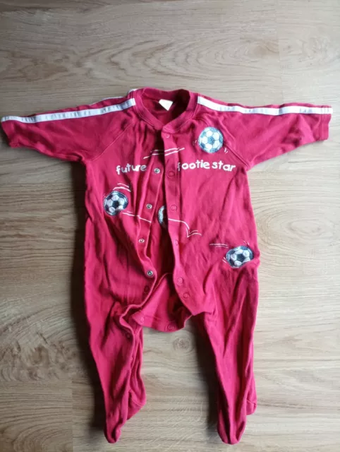 Strampler für Neugeborene Baby Junge Fußball rot (ca. Größe 56/62)