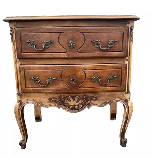 Petite Commode dit sauteuse style Louis XV du 20ème siècle en bon état