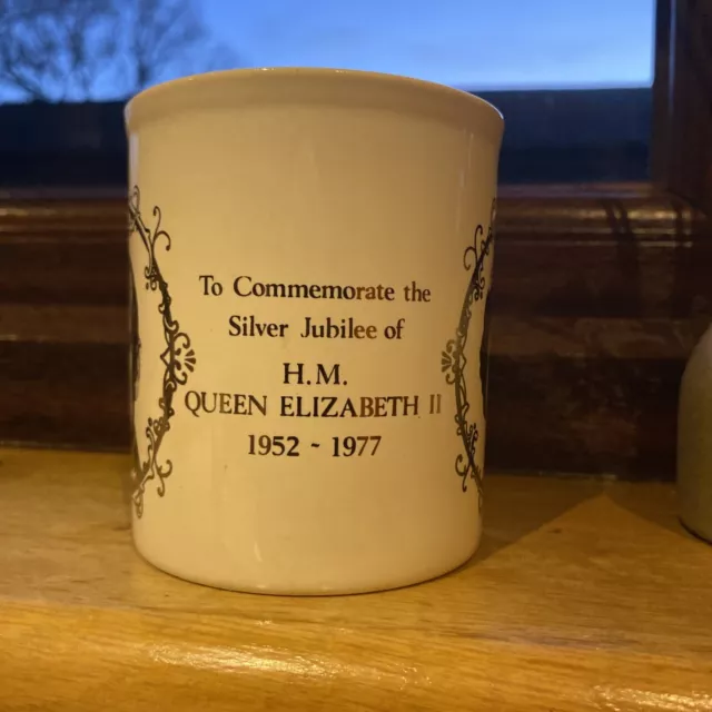 Royal Commemorative Mug Queen Elizabeth Silver Jubilee RWL 1952 -1977