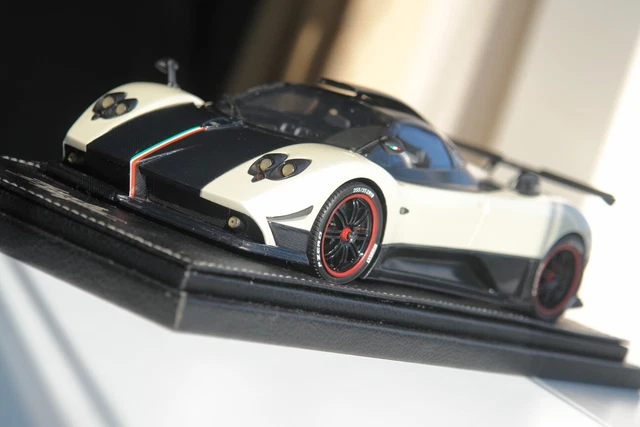 Peako 1:43 Pagani Zonda Cinque Baujahr 2009 grün / carbon 30102