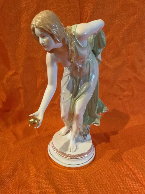 Meissen Porzellan Figur Kugelspielerin Höhe ca. 32 cm