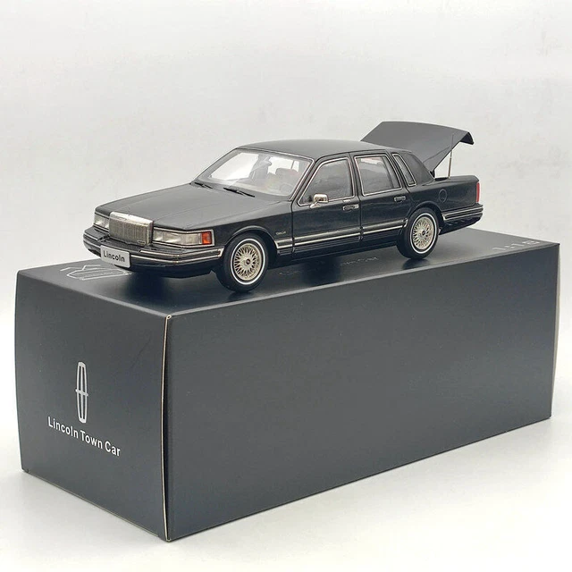 Lincoln Towncar V8 1993-1995 - 1/18 - Modèle Die-cast - Sièges Cuir - Noir - Neuf