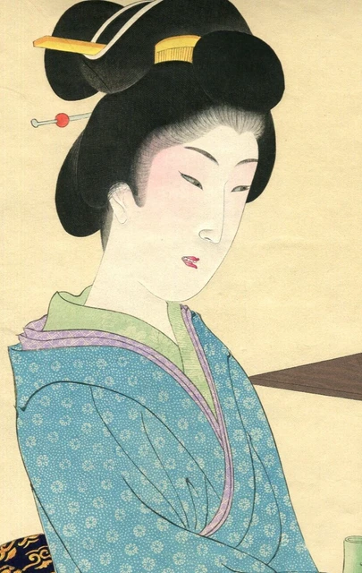 Jeune femme geisha en kimono japonais traditionnel regardant à l'avant