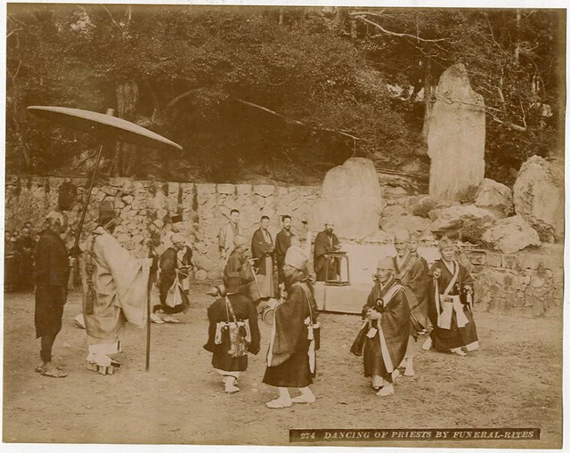 写真アルバム 日本 踊る僧侶の葬儀 1880年頃 EUR 112,24