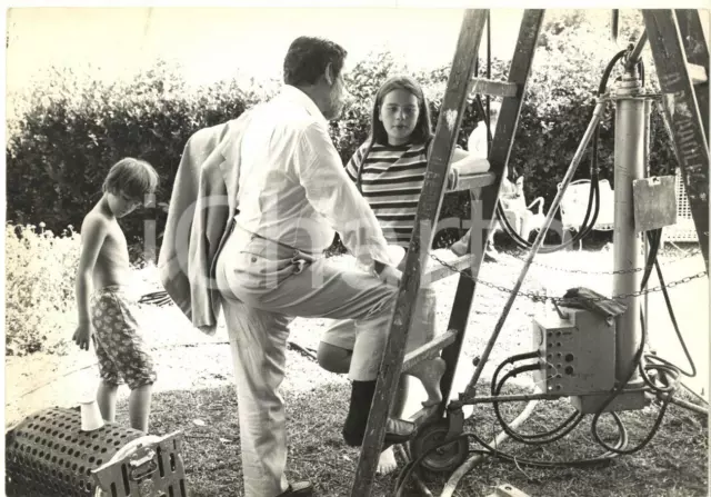 1970 ca COSTUME ITALIA Claudio GORA in piscina con bambini (3) Foto 30x20 cm