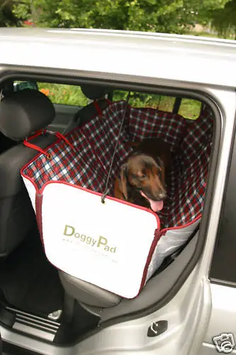 Couverture de protection DoggyPad CAR pour chiots dans la voiture en voyage (tissé, div. SUV designs) 2