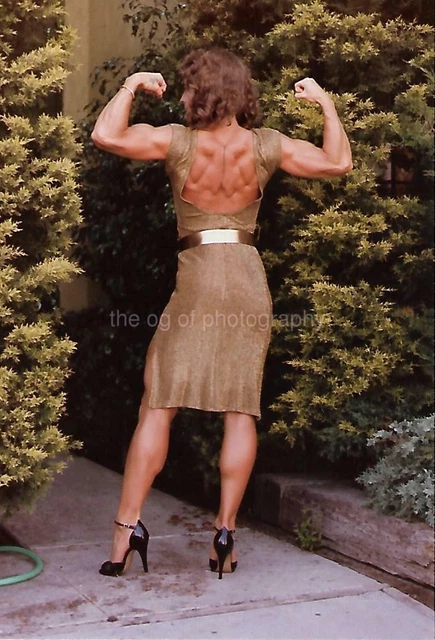 FEMALE BODYBUILDER 80's 90's FOUND PHOTO Color MUSCLE GIRL Original EN 112 2 R
