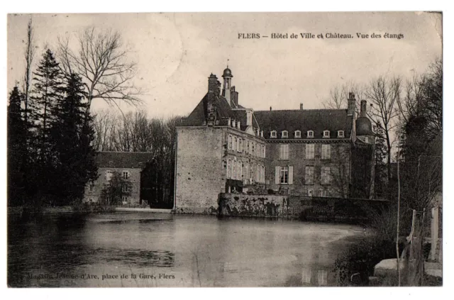 CPA 61 - FLERS (Orne) - Hôtel de Ville et Château. Vue des étangs (b)