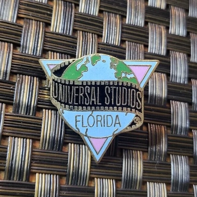 UNIVERSAL STUDIOS THEME Park Classic Logo Globe Collectible Pin Rare