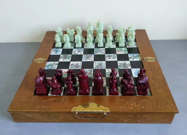 Jeu d échecs chinois en jade vert et Brun  Coffret bois sculpté motifs 46x45.5x6