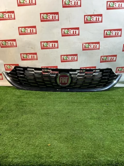 Mascherina Anteriore  Fiat Tipo Con Un Fermo Rotto