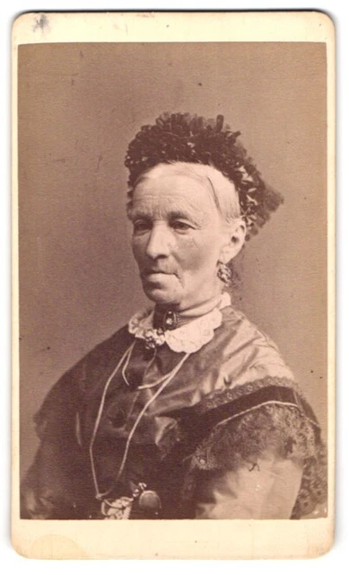 Fotografie Otto Reitmayer, München, ältere Dame im seidenen Kleid mit Brosche u