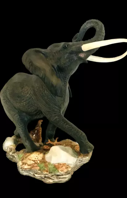 éléphant trompe en l'air en porcelaine polychrome  . XX siècle .