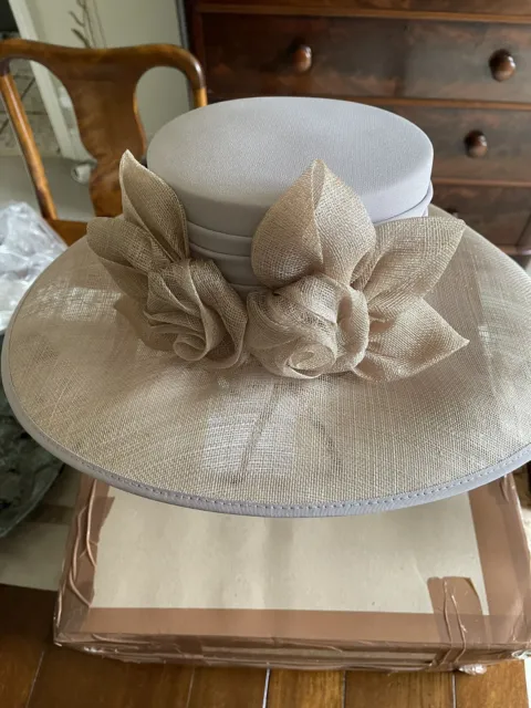 Lovely Wedding Guest Or Mother Of The Bride Hat Pale Lilac Grey Cappelli Condici