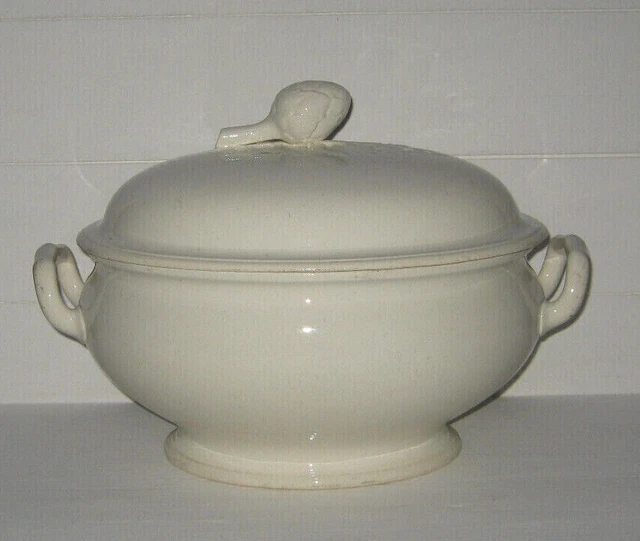 Cafetière figurant le Feu et l'Eau. Creil et Montereau, faïe