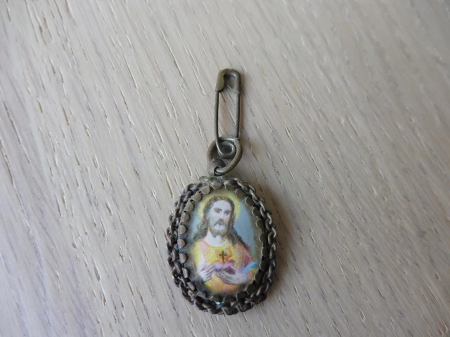 Petite Médaille/pendentif Ancien En Forme De Cochon Avec Tour Bleue - Occasion, Vintage