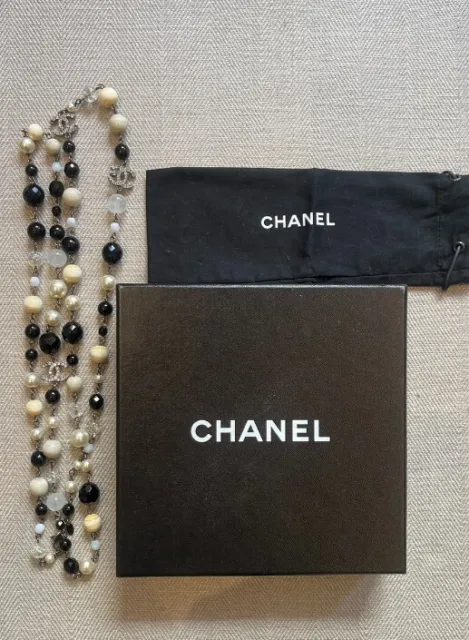 CHANEL Long pearl necklace