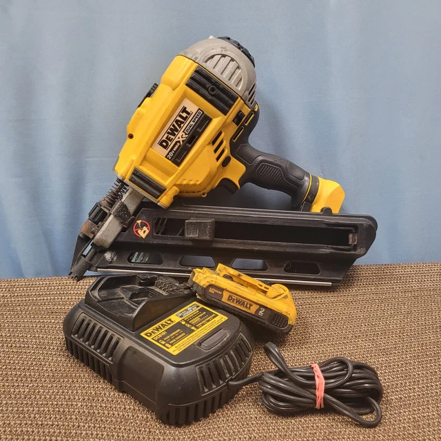 DEWALT DCN692 20V 23.5" Cordless 30° Framing Nailer Battery & Charger