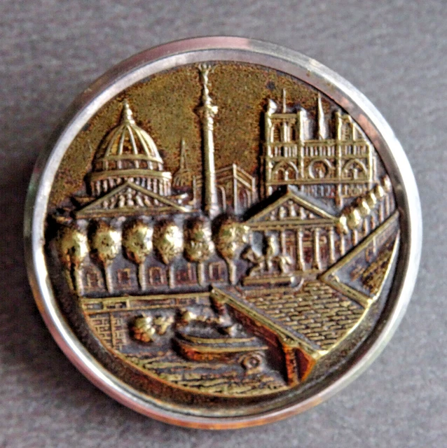 Pendentif breloque en or june 18 crts et émil représentnt un chien Pendentif breloque en or june 18 crts et émil représentnt un chien