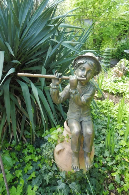 schöne  Bronzefigur , sitzender Junge mit Querflöte , Wasserspeier , 60cm , 10kg
