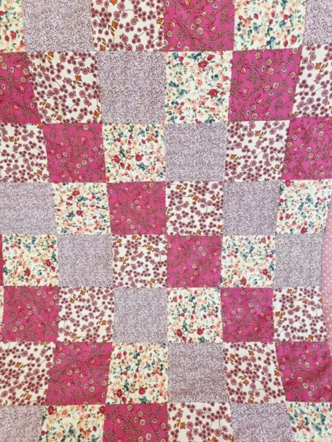 Gesteppte Patchwork Babydecke, Baumwolle, rosa und weiß, Mädchen werfen, handgefertigt 3