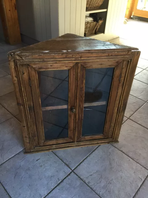 Ancienne petite armoire d'angle en chêne vitrée avec éclairage intégré