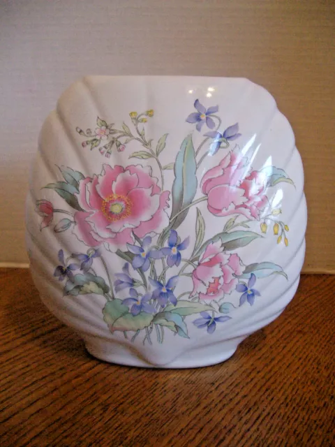 VINTAGE SHELL SHAPE PORCELAIN VASE w/GOLD TRIM & Hand Painted Floral Design VGUC