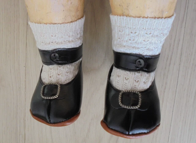 Paire De Chaussures Et Chaussettes - Poupée Ancienne