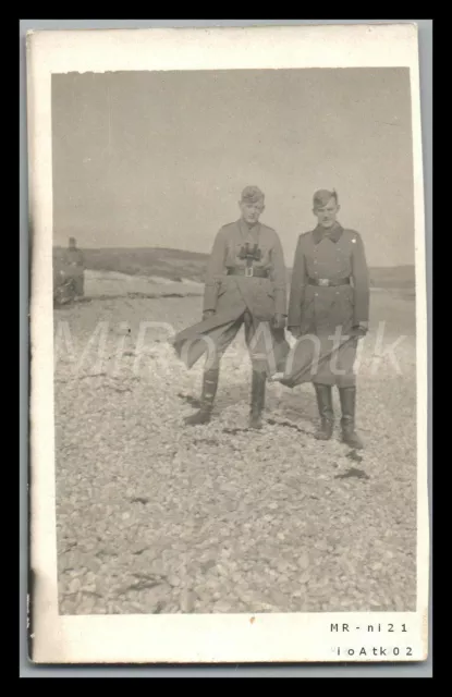 Foto, WK2, 2 Soldaten am Strand, Nordfrankreich?, 5026-1266