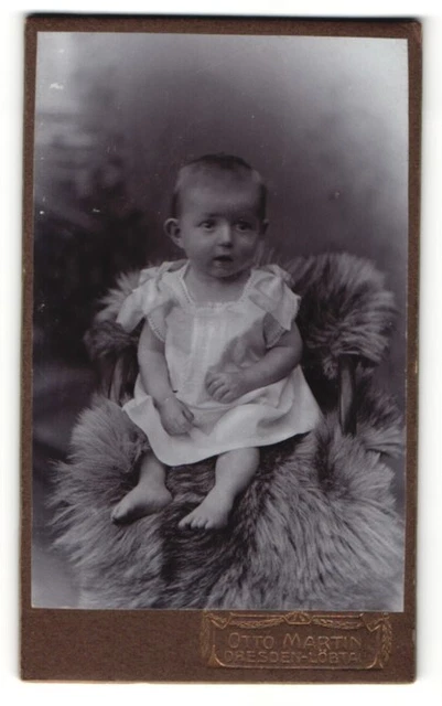 Fotografie Otto Martin, Dresden-Löbtau, Säugling in weißem Kleidchen auf einem