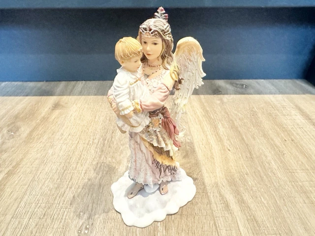 クリスティンハワース【The Angel of peace】 ANGEL WHISPERS BY Christine Haworth Angel Of Peace Figurine