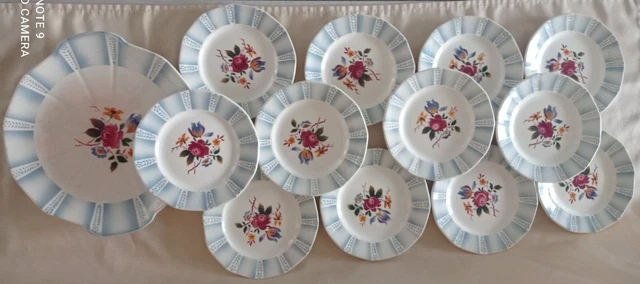 12 assiettes à dessert et son plat signés Sarreguemines