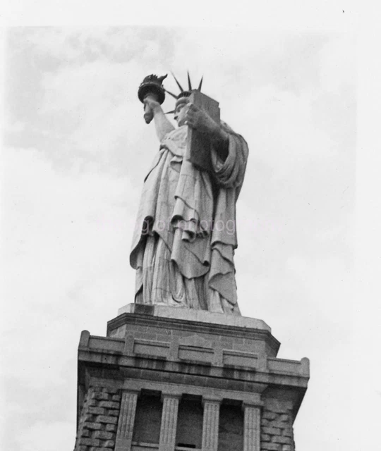 STATUE OF LIBERTY Vintage FOUND PHOTO b+w Snapshot NEW YORK 39 LA 91 U
