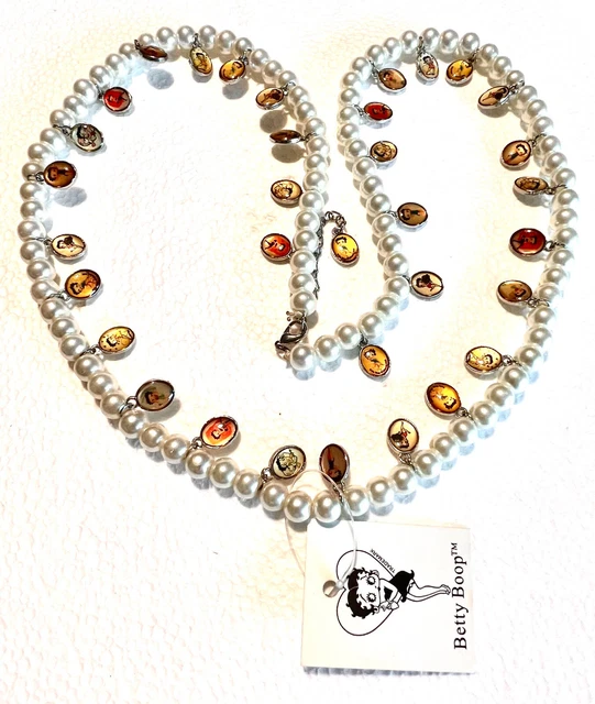 Betty Boop - Collana con perle bianche e piccoli pendenti