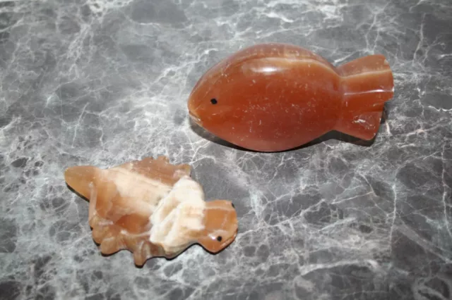 lot de 2 figurines poissons en pierre calcite orange et onyx, minéraux