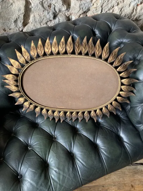 Miroir Soleil ovale en métal doré à décor de feuilles Années 60/vintage