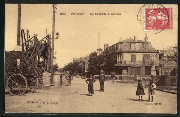 CPA Persan, Le Passage à niveau 1909