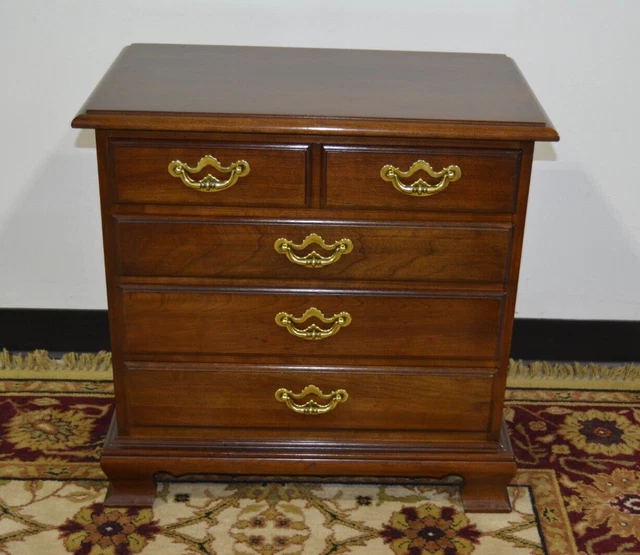 Thomasville Furniture Nightstand Chairside Chest Cherry Traditional Vintage Thomasville Furniture Nightstand Chairside Chest Cherry Traditional Vintage