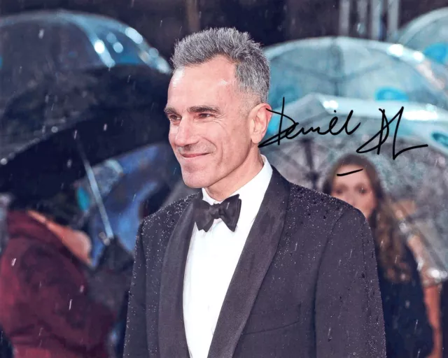 A fantastic 10x8 Autographed Photo of Daniel Day-Lewis & CoA