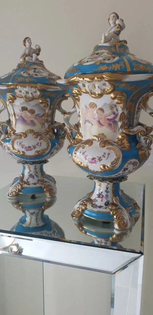 Paire de vases en porcelaine Allemande de saxe décor ange angelot chérubin putti