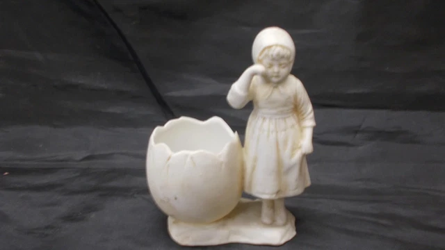ancien sujet en biscuit porcelaine jeune fille œuf  signature à définir