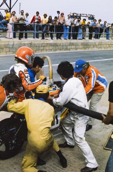 John Newbold, Suzuki, is refuelled in the pits Motorcycle 1975 Old Photo 2