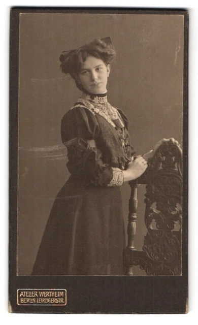 Fotografie Atelier Wertheim, Berlin, Leipzigerstr., Junge Dame im Kleid mit Sch