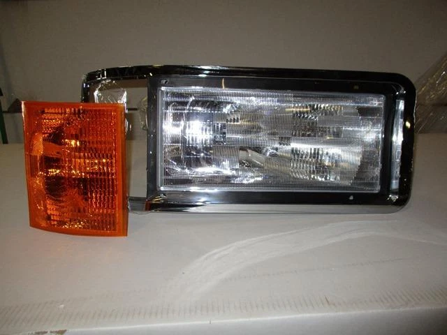 Headlamp Assembly For A 1990 - 2006 Mack Ch600 Series For The Right Side.